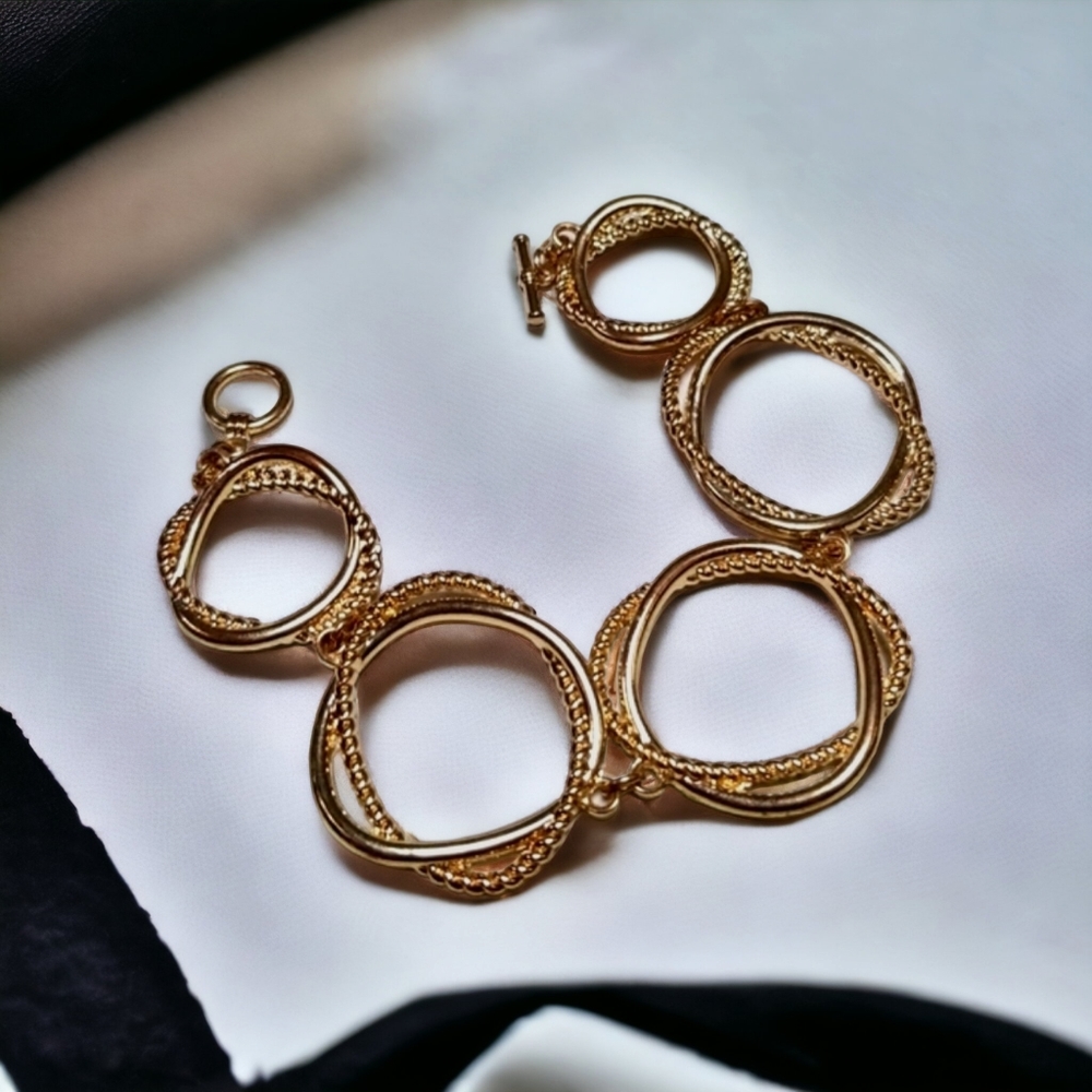 Vintage 1970s Goldtone Intertwined Circles Rope Design Toggle Clasp Bracelet - Picture 1 of 11